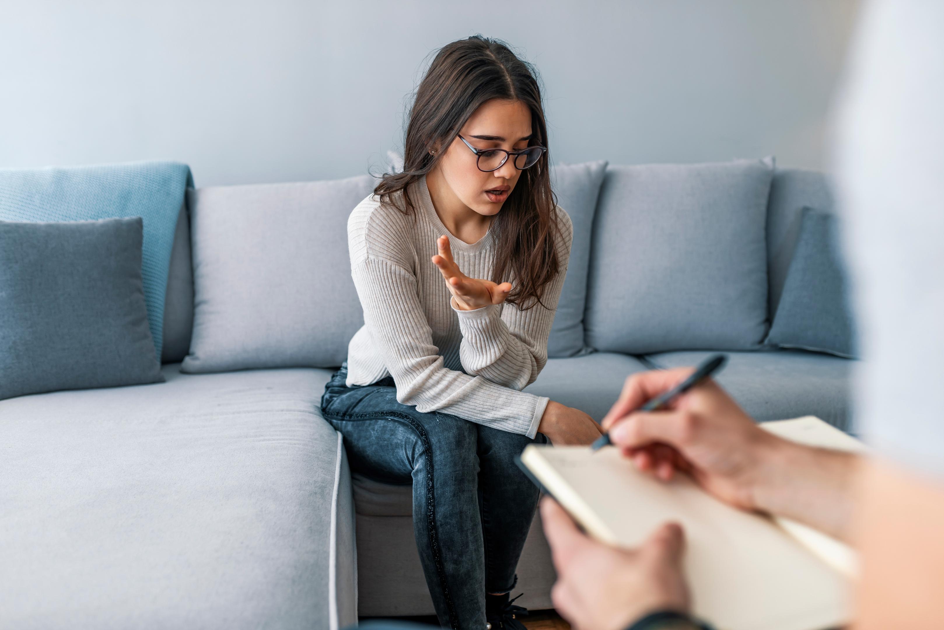 therapist goes over bipolar disorder treatment guidelines during a therapy session
